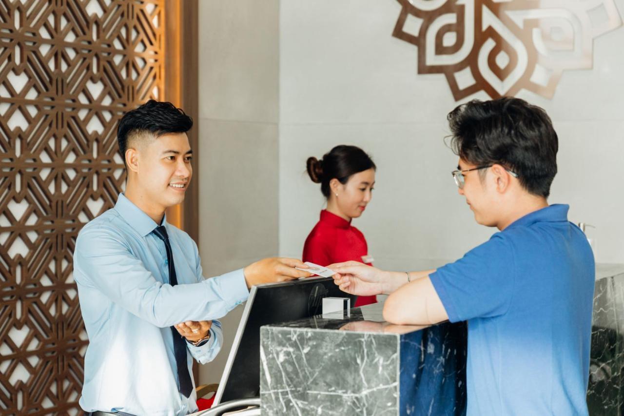Phu Thang Grand Hotel Duc Hoa Exterior photo