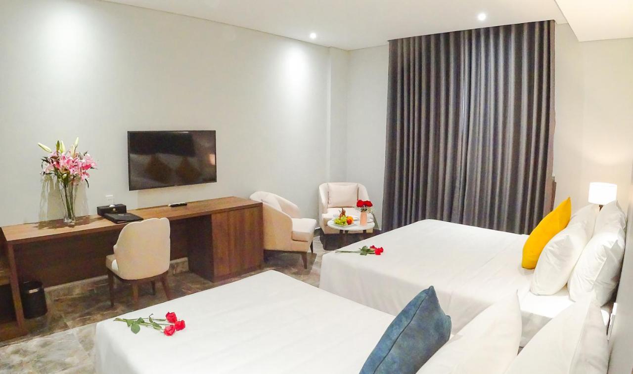Phu Thang Grand Hotel Duc Hoa Exterior photo